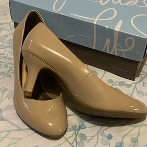 Life Stride heals, size 6W, color Taupe, like new condition
